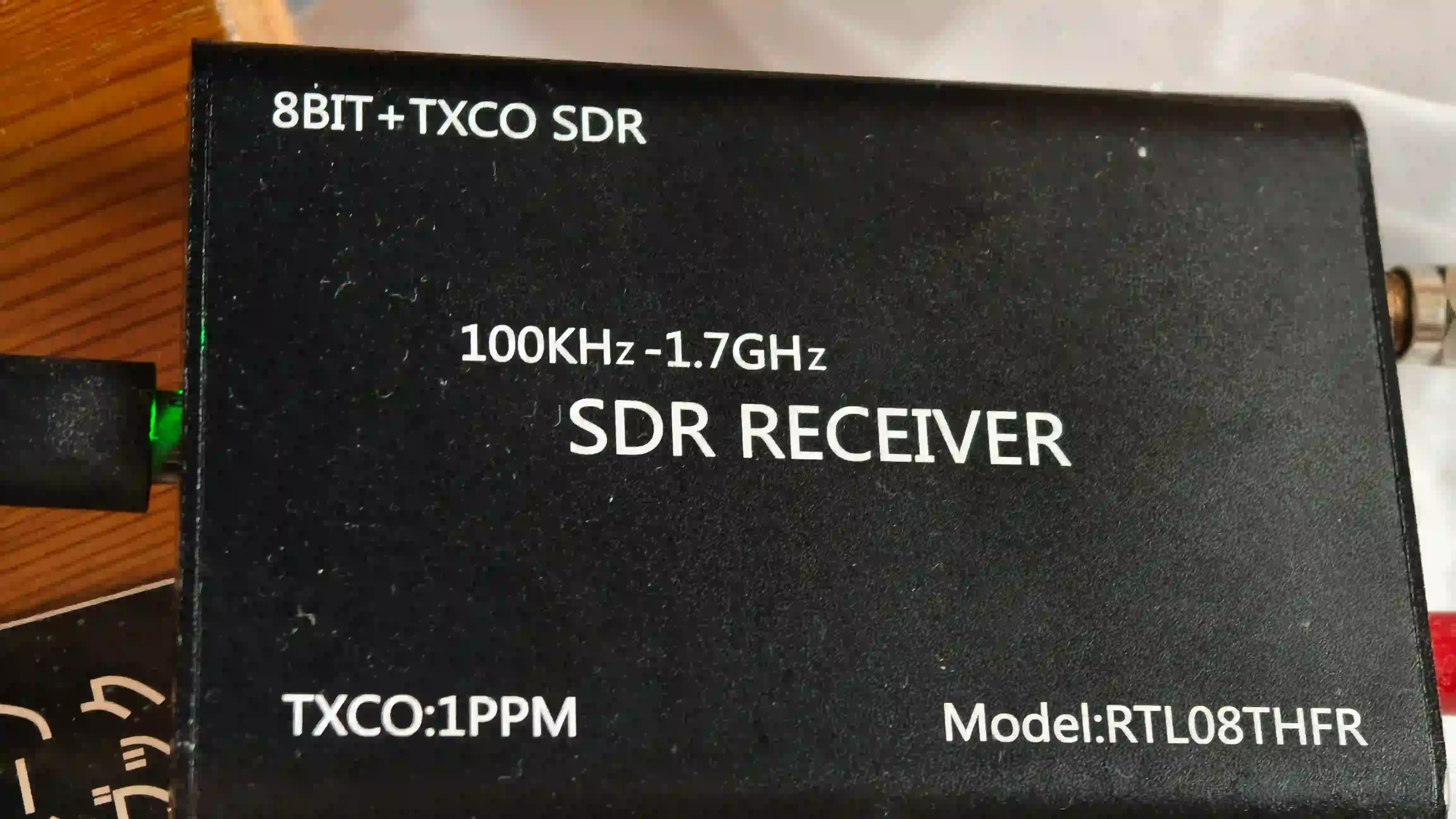 RTL2832U，实际上就是电视棒，但是有 1PPM TCXO 温补晶振